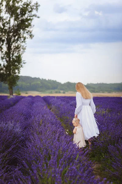 Mother Her Young Daughter Walking Lavender Field — Stock Photo, Image