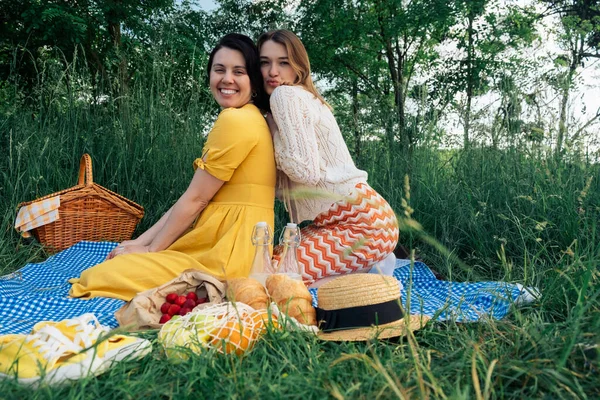 Two Young Women Blue Blanket Outdoors Picnic — Stock Photo, Image