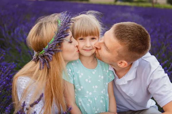 Campo Lavanda Você Vai Encontrar Família Feliz Beijando Sua Filhinha — Fotografia de Stock