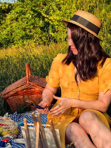 Painters Paradise Woman Yellow Dress Hat Creates Art Picnic — Stock Photo, Image
