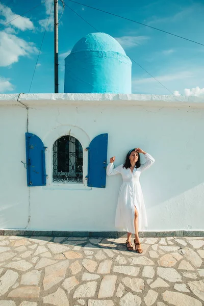 青と古いギリシャの教会の近くの白いドレスの美しい女性 — ストック写真