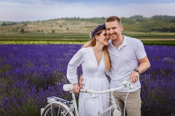 Young Couple Lavender Field White Bicycle Standing Smile Faces — Stock Photo, Image