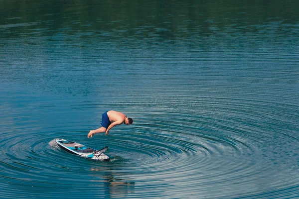 Mann Springt Vom Gepäckträger Ins Wasser — Stockfoto