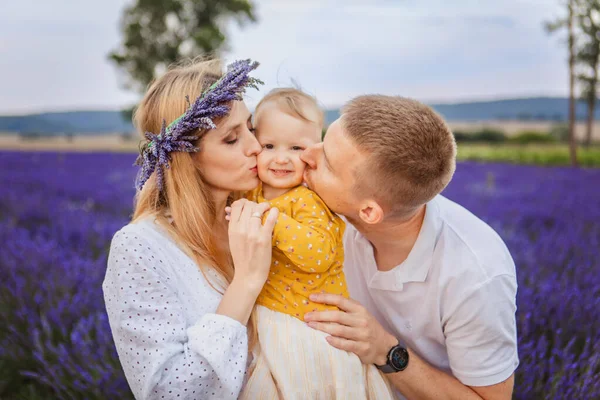 Campo Lavanda Família Feliz Beija Sua Jovem Filha Enquanto Desfrutam — Fotografia de Stock