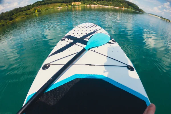 Mavi Göl Suyundaki Supboard Görüntüsü Kopyalama Alanı — Stok fotoğraf