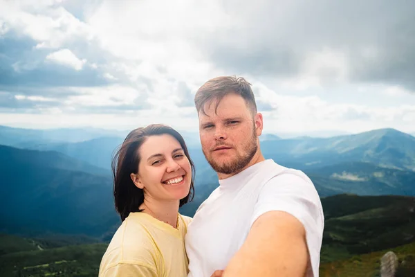 Happy Couple Mountain — Stock Photo, Image