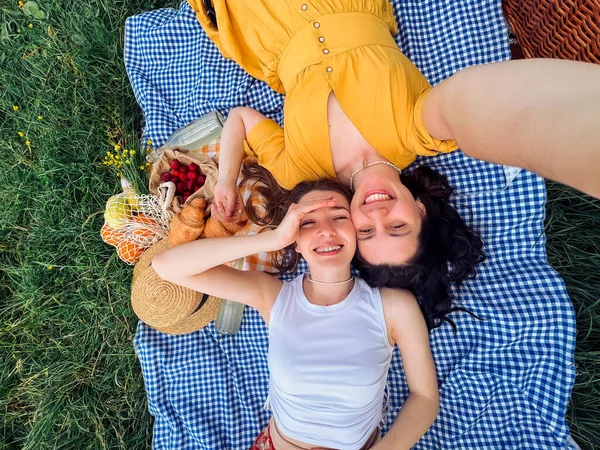 Two Friends Blue Blanket Outdoor Picnic — Stock Photo, Image