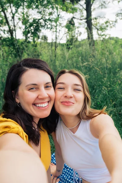 Selfie Två Vänner Picknick Parken — Stockfoto