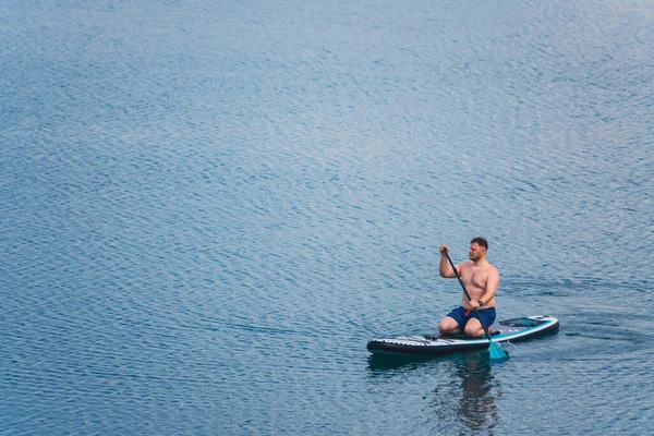 Muž Paddleboardu Uprostřed Jezera Kopírovat Prostor — Stock fotografie