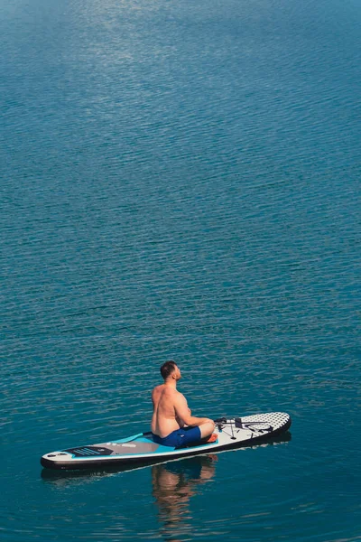 Man Paddleboard Middle Lake Copy Space — Stock Photo, Image