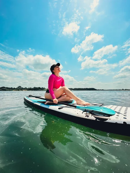 Beautiful Woman Sitting Supboard Paddling Middle Lake — Stock Photo, Image
