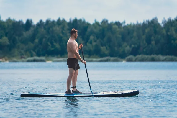 Mann Der Auf Dem Supboard Der Mitte Des Sees Steht — Stockfoto