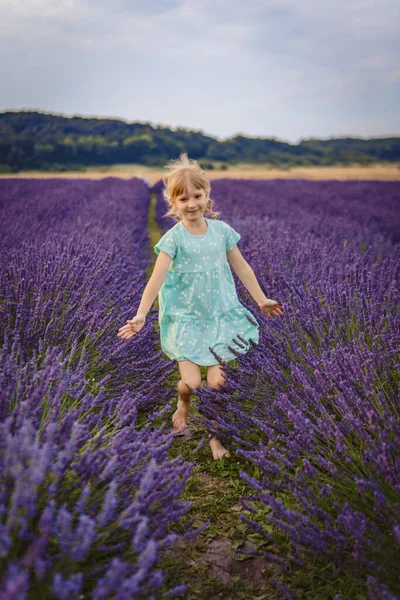 Barefoot Girl Runs Lavender Field — Stock Photo, Image