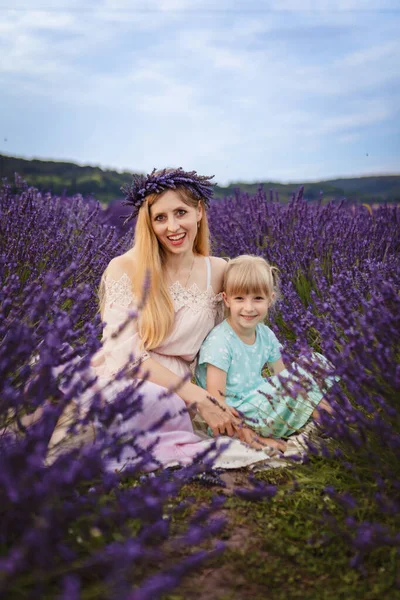 Smiling Mom Hugs Her Daughter Lavender Field Family Picnic Lavender — Stock Photo, Image