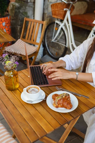 Summer Cafe Woman Surfs Net Laptop While Eating Croissant — Stock Photo, Image