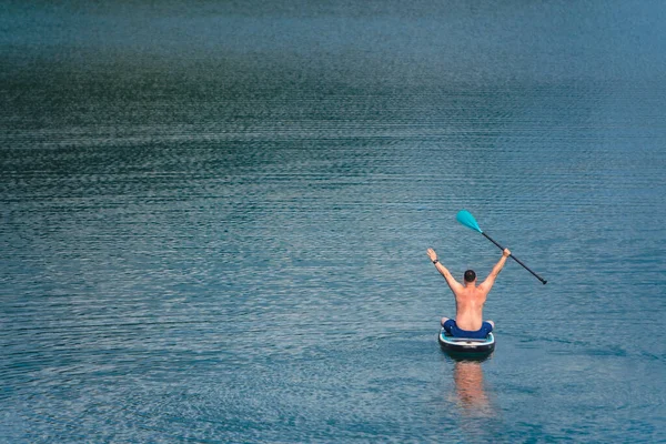 Muž Paddleboardu Uprostřed Jezera Kopírovat Prostor — Stock fotografie