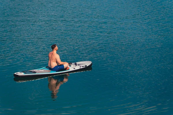 Homem Paddleboard Meio Espaço Cópia Lago — Fotografia de Stock