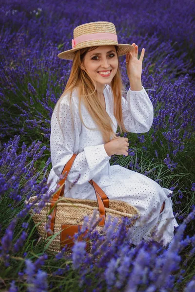 Beautiful Smiling Woman Hat Bag Her Hands Lavender Field — Stock Photo, Image