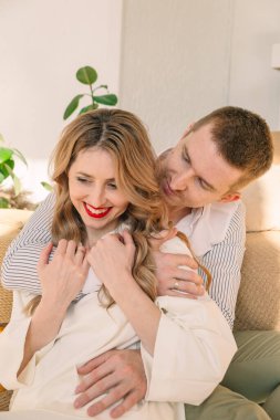 Güzel çift sarılma portresi