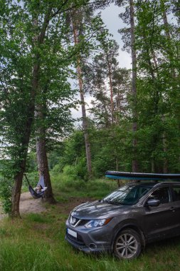 Kadın hamak yatağında arabanın çatısında fotokopi alanının üstünde