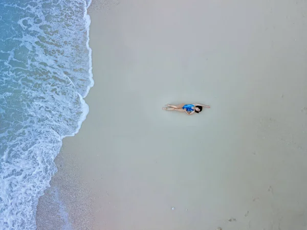 Vista Aerea Della Donna Costume Bagno Blu Sulla Spiaggia Del — Foto Stock