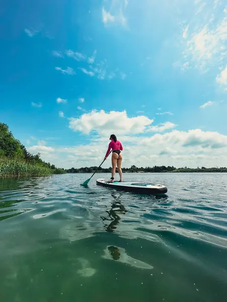 Beautiful Woman Standing Supboard Keep Balance Chilling Lake Water Activities — Stock Photo, Image