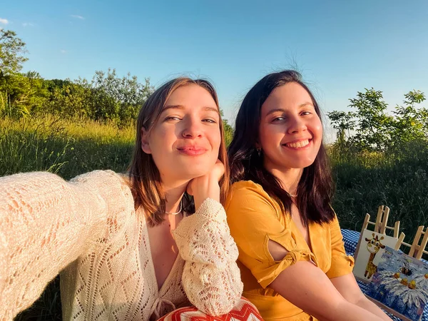 Couple Women Take Selfie Sunset Picnic — Stock Photo, Image