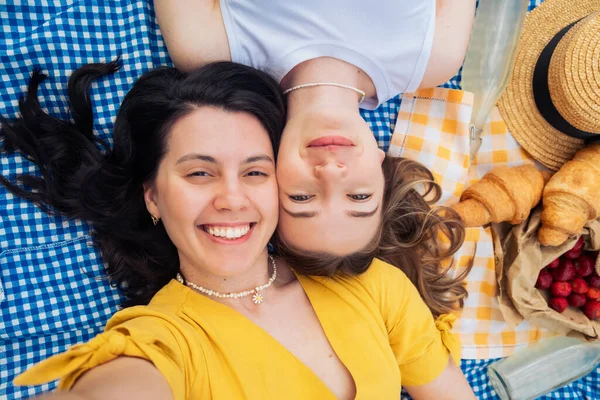 Selfie Two Friends Picnic Park — Stock Photo, Image