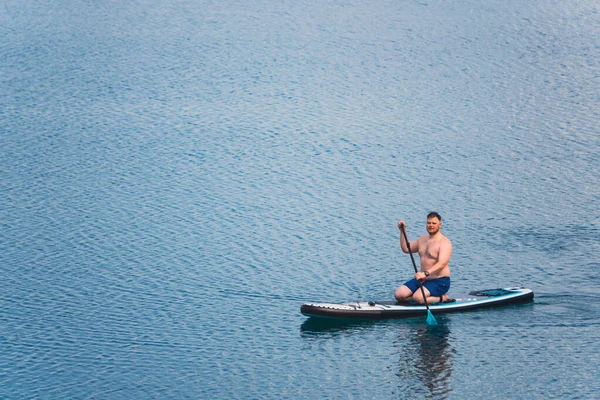 Homem Paddleboard Meio Espaço Cópia Lago — Fotografia de Stock