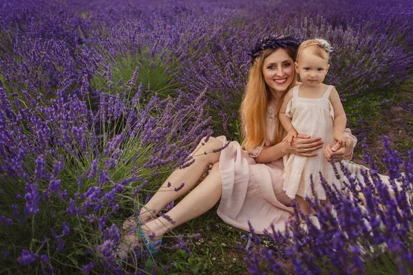 Happy Mom Daughter Picnic Lavender Field — Stock Photo, Image