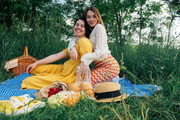 Two Girls Date Lie Blue Blanket Picnic Nature — Stock Photo, Image