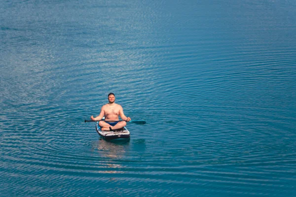 Uomo Sul Paddleboard Mezzo Lago Copia Spazio — Foto Stock