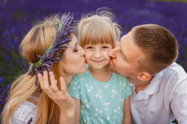 Durante Passeio Campo Lavanda Com Sua Filhinha Família Feliz Beija — Fotografia de Stock