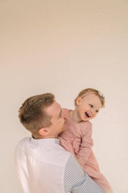 Baba ve kızı eğlenceli duygular yaşıyor.