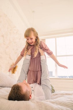 Baba ve kızı eğlenceli duygular yaşıyor.