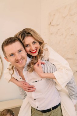 Güzel çift sarılma portresi