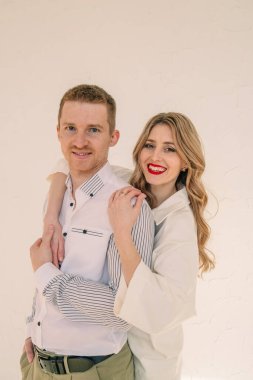 Güzel çift sarılma portresi