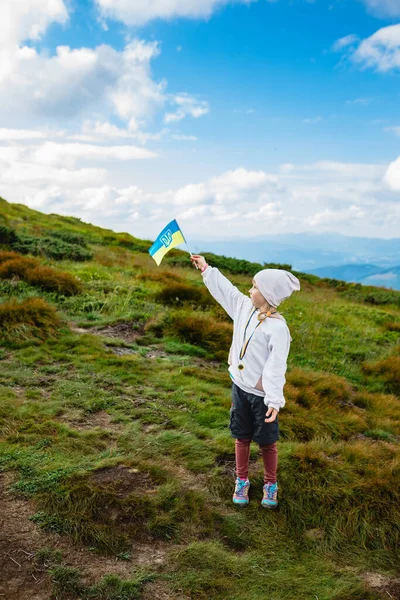 Dítě Hoře Ukrajinskou Vlajkou — Stock fotografie