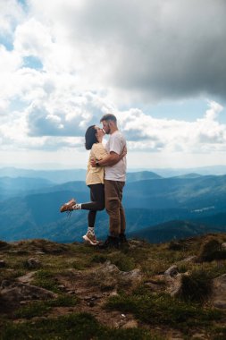 Dağda çift öpüşmesi