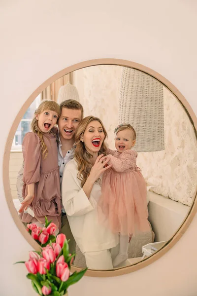 Lycklig Familj Med Fyra Spegel Reflektion Mor Far Två Döttrar — Stockfoto