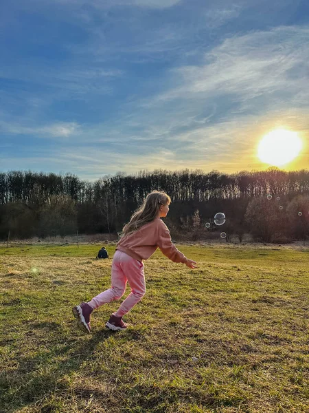 Щаслива Дівчинка Малюк Біжить Полю Після Бульбашок Супу — стокове фото