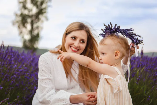 Little Girl Her Mother Holding Lavender Wreath Front Her — Stock Photo, Image