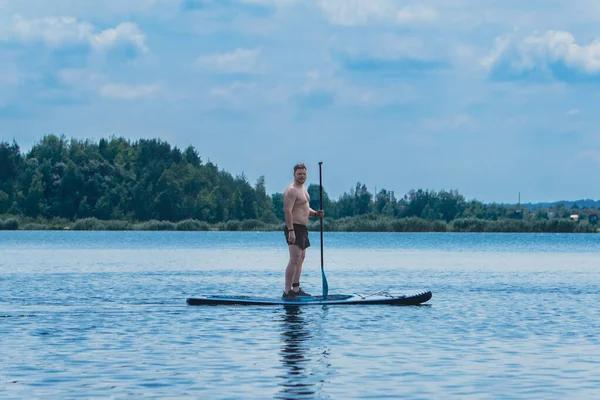 Человек Стоящий Подвеске Посреди Летних Водных Видов Спорта Озере — стоковое фото