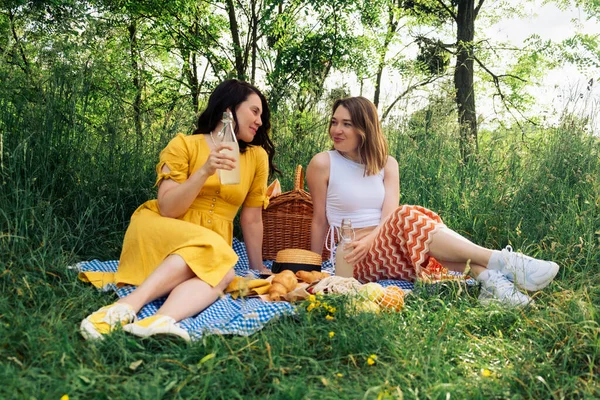 Two Young Women Blue Blanket Outdoors Picnic — Stock Photo, Image