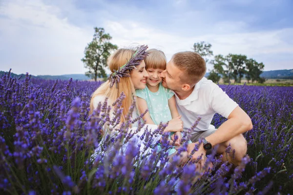 Lavender Field Happy Family Kisses Young Daughter Enjoy Day Out — Stock Photo, Image