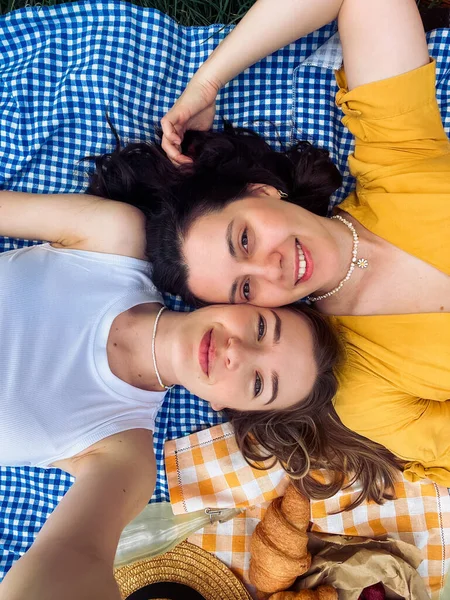 Two Friends Take Selfie Blue Blanket Outdoor Picnic — Stock Photo, Image