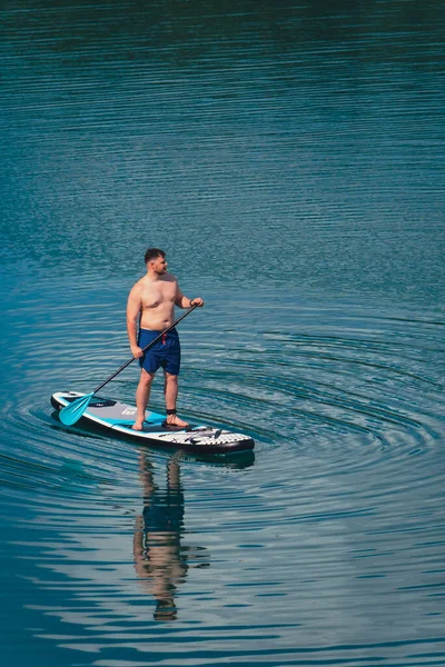 Man Balanceren Supboard Peddelen Het Midden Van Het Meer Wateractiviteiten — Stockfoto