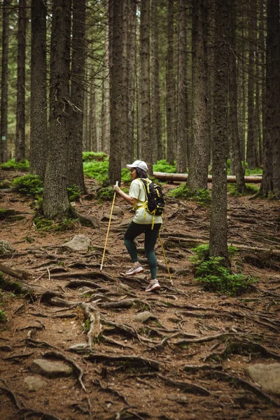 Woman Middle Trees Backpack — Stock Photo, Image