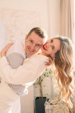 Güzel çift sarılma portresi