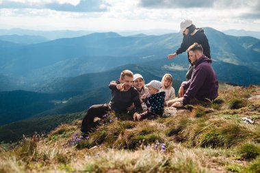 in arkadaş grubu ile dağlar